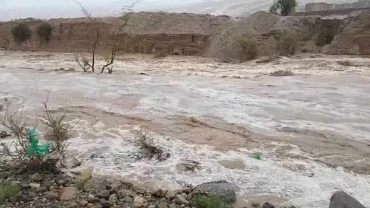 سيول جارفة تجرف فتاتين أثناء رعي الأغنام في عمران