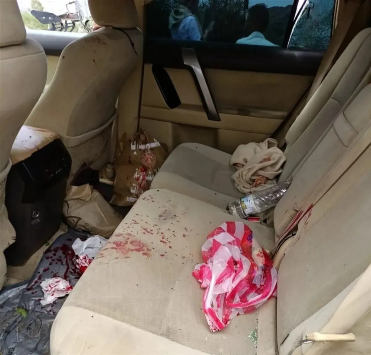 إصابة 3 مدنيين بقصف للحوثيين على سيارتين في طريق مريس ـ دمت بالضالع