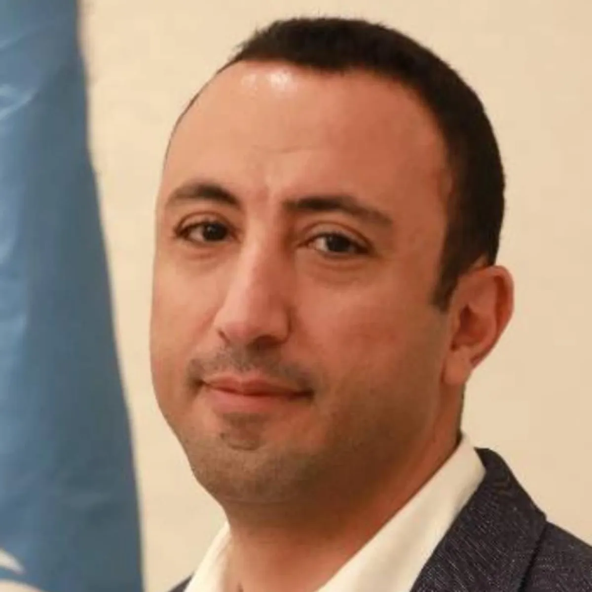 بعد عامين من الاعتقال.. الحوثيون يحيلون موظفاً بمكتب المبعوث الأممي إلى النيابة