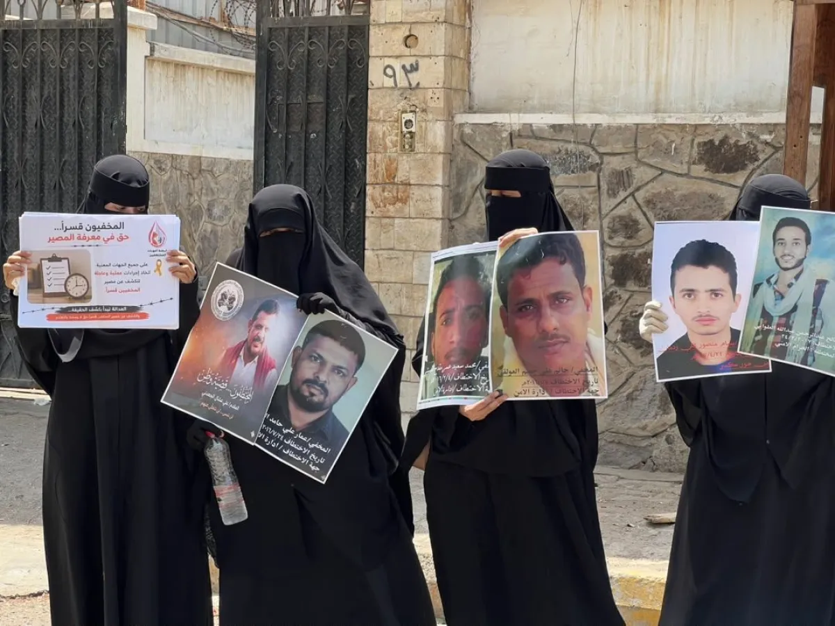 أمهات المختطفين: 221 شخصاً لا يزالون مخفيين قسراً لدى الحوثيين وفي عدن