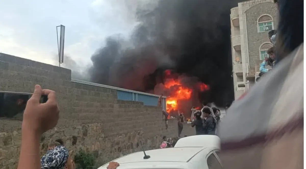 حريق هائل يلتهم مصنعاً للإسفنج في بيرباشا بتعز