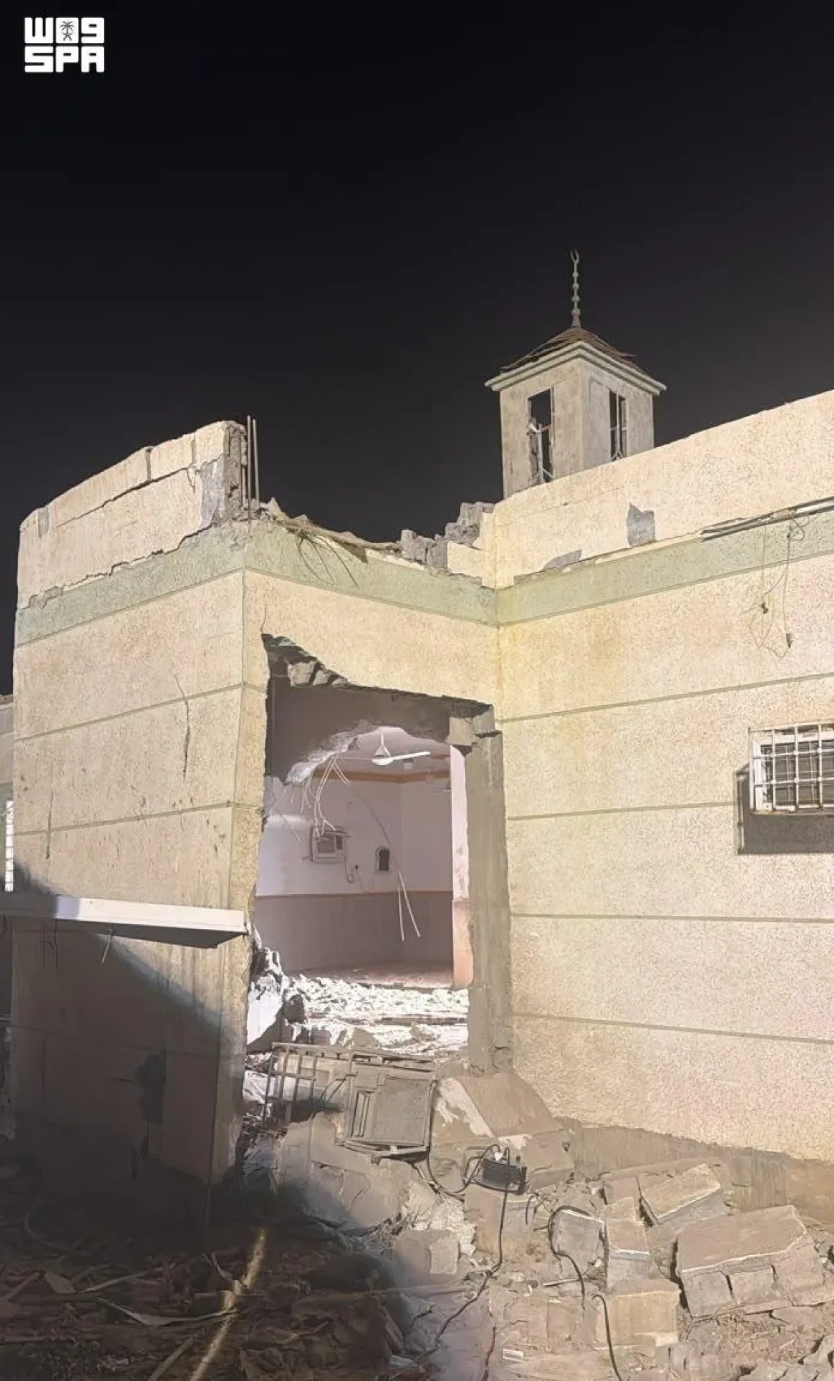 إصابتان وأضرار في مسجد ومبانٍ جراء سقوط مقذوف في جازان