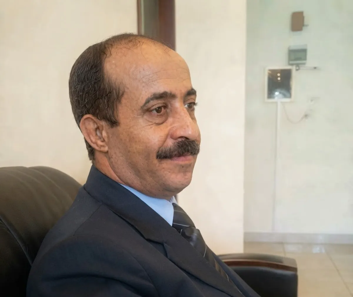 "إيرادات بالمليارات" أبولحوم لسلطة صنعاء: نصف الراتب متوقف منذ أربعة أشهر وآلاف الأسر تواجه الجوع والفقر