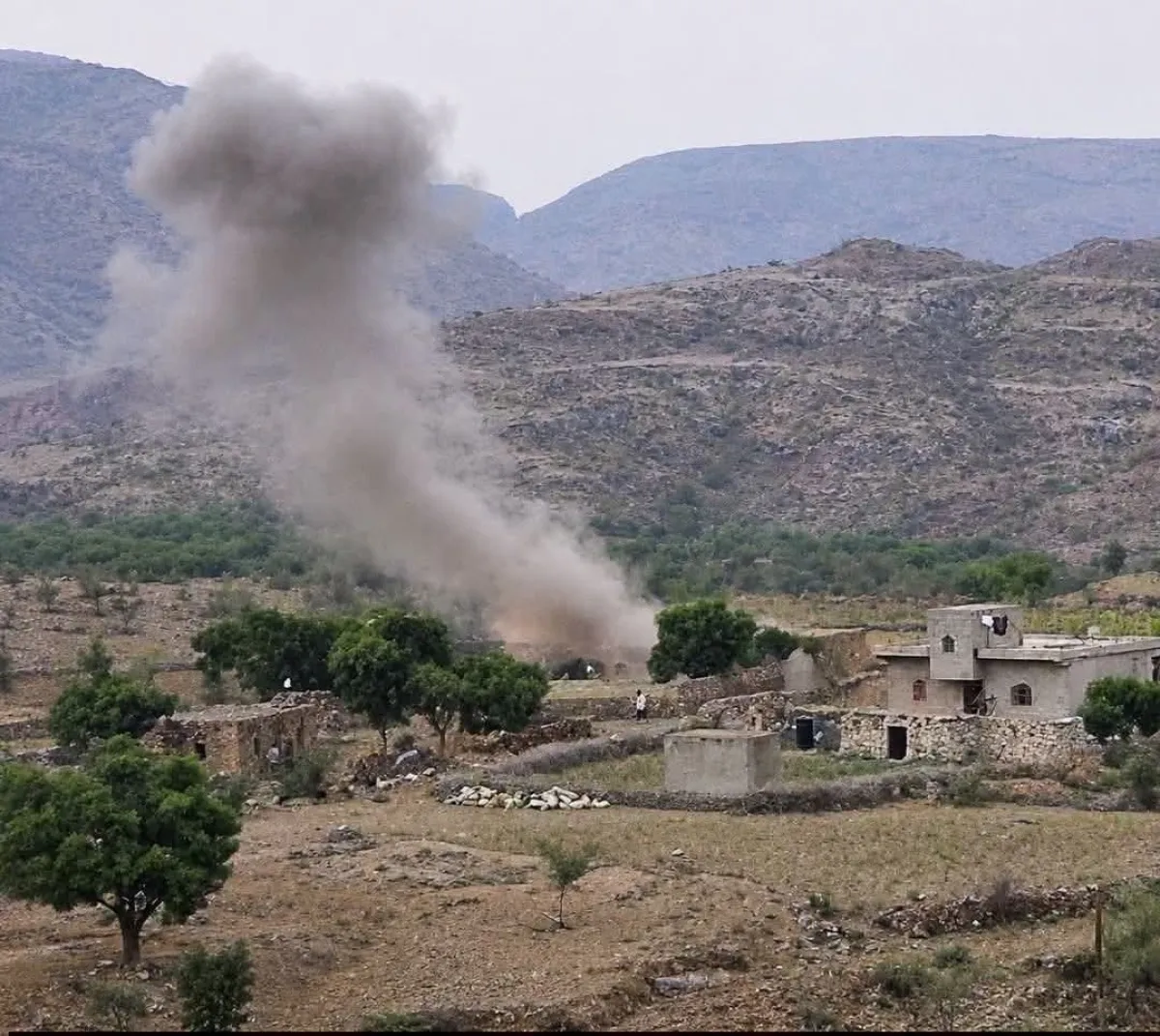 مقتل ثلاثة أطفال بقصف للحوثيين على قرية في غربي تعز