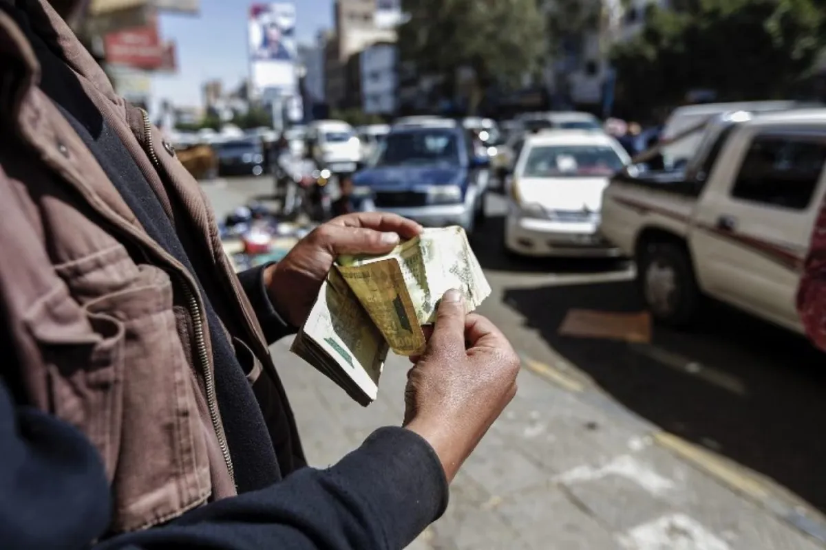 الساحل الغربي.. سوق سوداء للعملات تستغل حاجة السكان إلى الطبعة القديمة