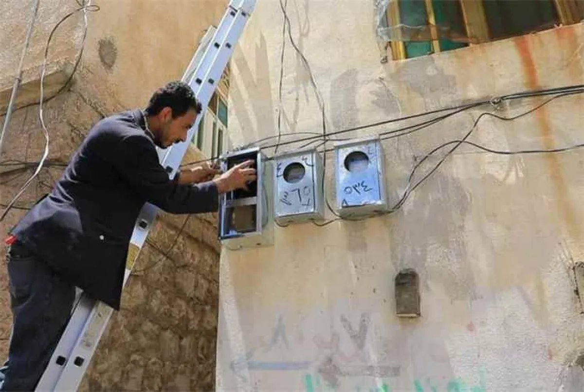 ناشط يتهم حكومة صنعاء برفع تعرفة الكهرباء بلا إعلان