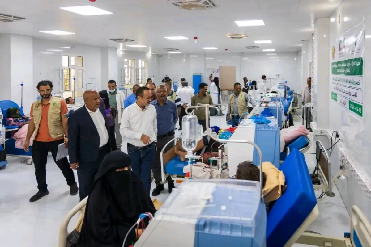 مدينة تعز على حافة كارثة صحية.. تحذير حكومي من نفاد الأدوية والوقود