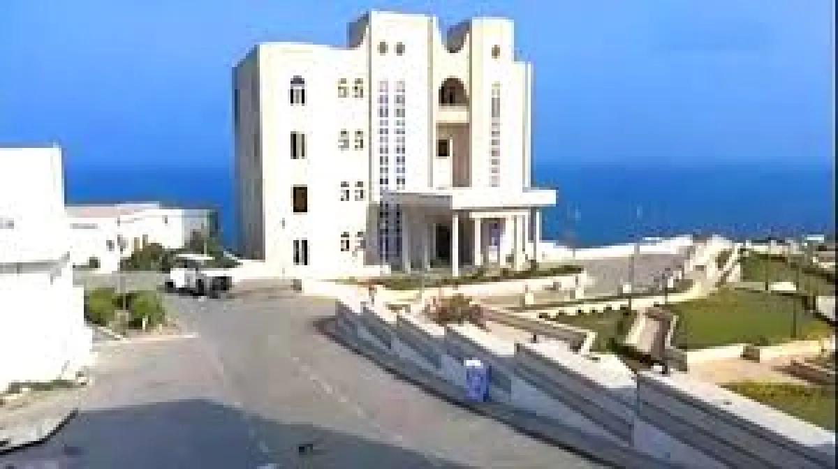 الحوثيون يقصفون قصر معاشيق الرئاسي