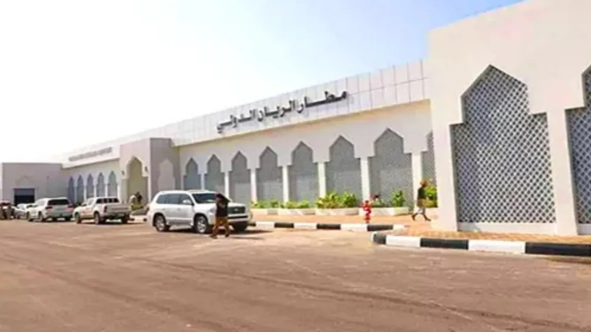 مصادر محلية: هجوم بصواريخ باليستية ومسيّرات يستهدف مطار الريان في حضرموت
