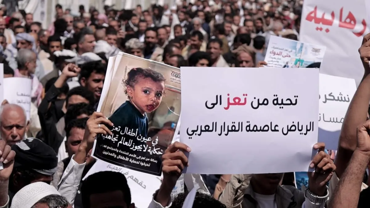 محتجون في تعز يطالبون بوقف القنص وفتح المنافذ المغلقة